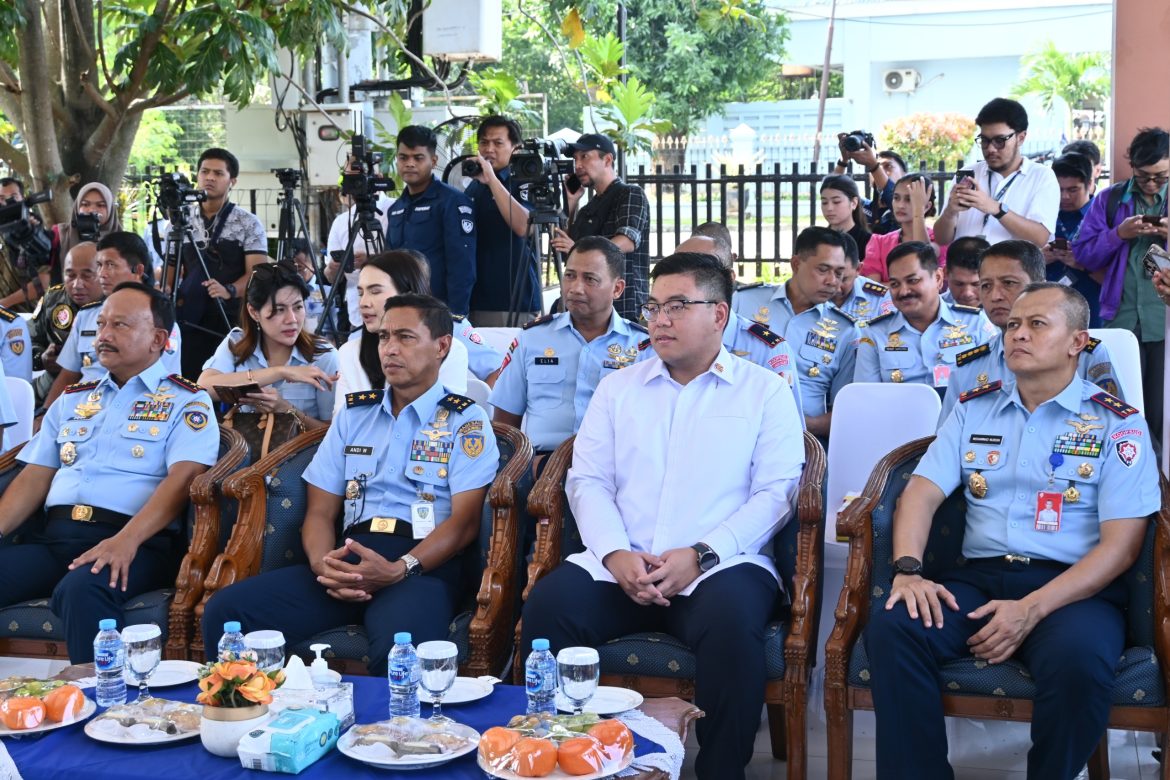 Perdana Pembagian Makan Bergizi Gratis, Pangkoopsud I Dampingi Menteri Koperasi Tinjau Pembagian MBG ke Siswa SDS Angkasa 5 Lanud HLM