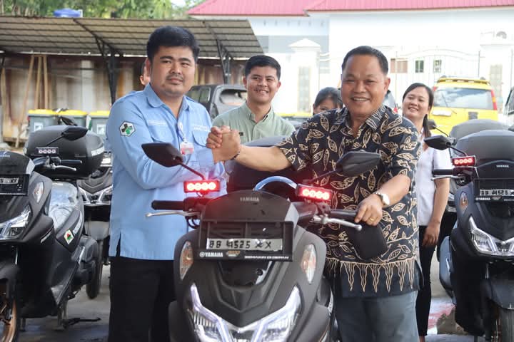Meluncurkan kendaraan roda dua 11 Puskesmas di kabupaten Nias Utara