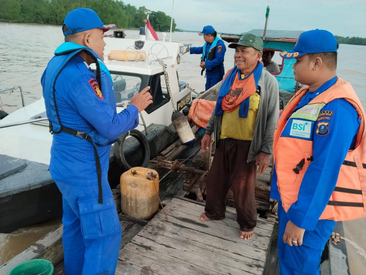 Masuk Perairan Tanjung Balai, Kapal Tanpa Nama diperiksa Muatannya Oleh Sat Polairud Polres Tanjung Bala