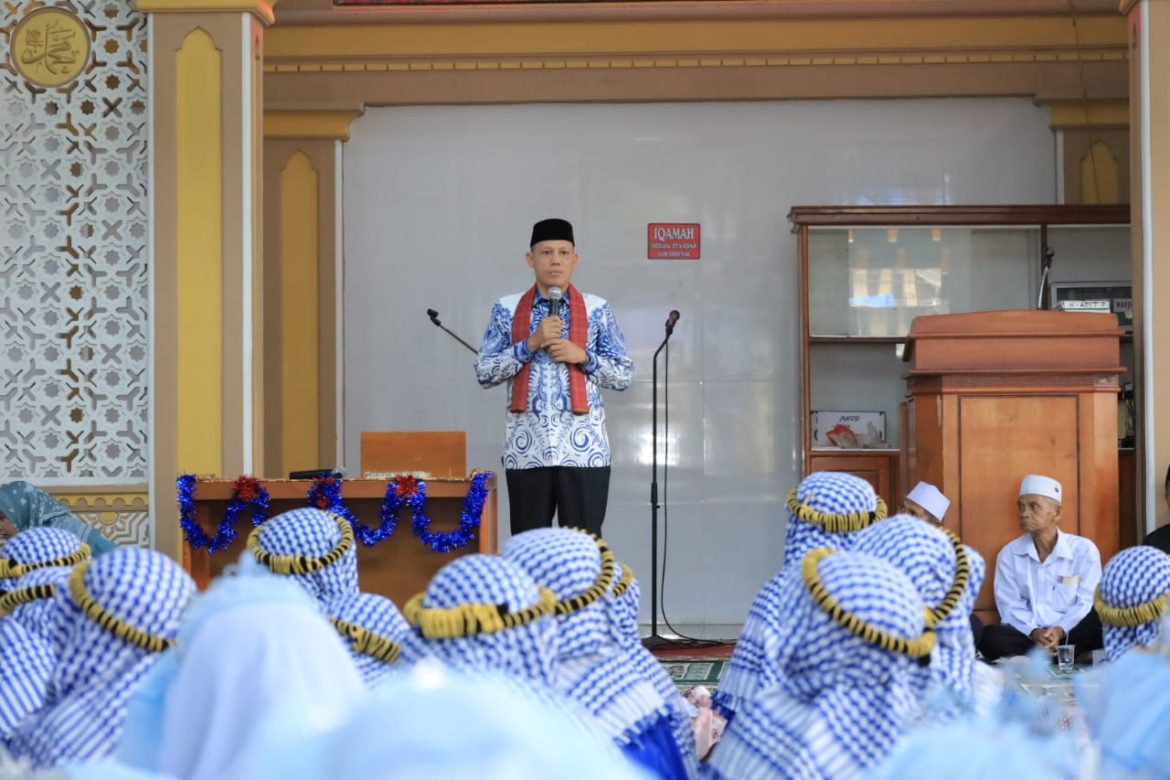 Bupati Sabar AS, Beri Motivasi Kendati, Gerimis Pawai khatam ‘Qur an Senagari Sundata Selatan, Berlangsung Meriah