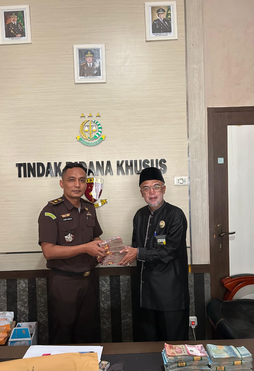Kajari Pasaman Serahkan Uang Sitaan pada Baznas Kabupaten Pasaman
