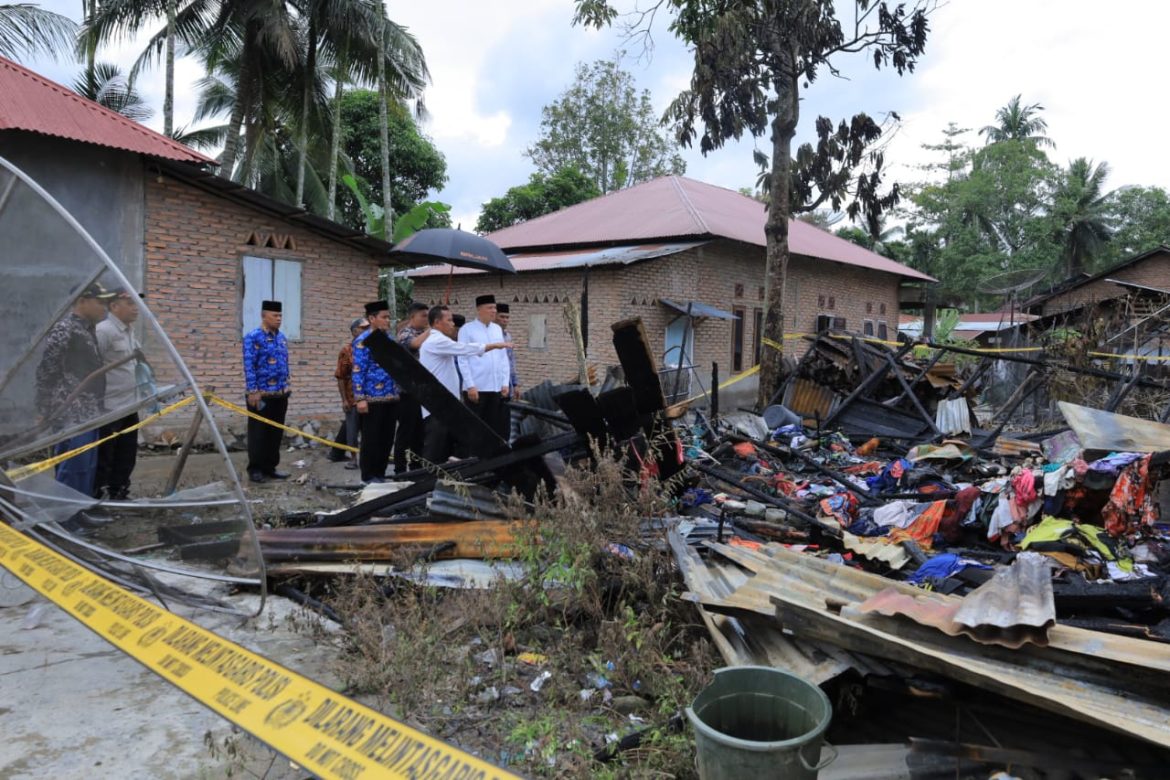 Bupati Pasaman, Sabar AS, Serahkan Bantuan Pada Korban Kebakaran Sitombol Tapus,