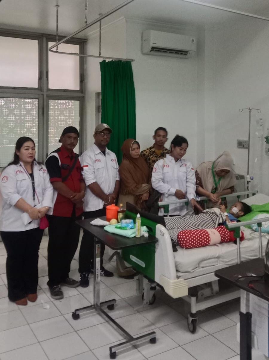 DPW APPI Sumut dan DPC LSM Gempur Deli Serdang Jenguk dan Berikan Bantuan Kepada Anak Penderita Penyakit Hicprung*