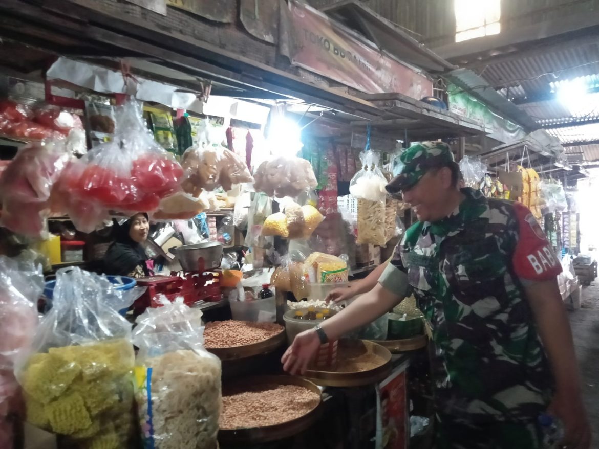 Pastikan Harga Sembako Stabil, Babinsa Danukusuman Sambangi Pedagang Pasar Tradisional