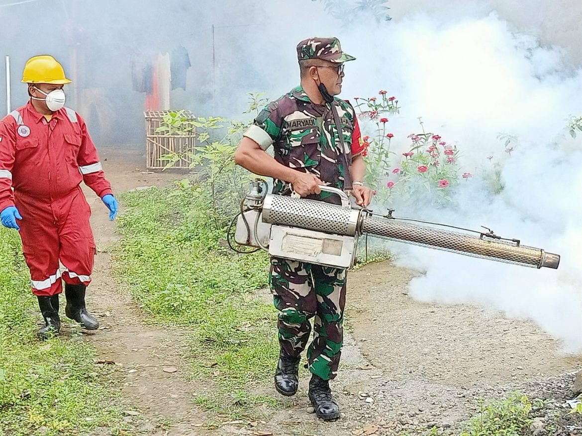 Babinsa Sambi Aktif Bantu Puskesmas Basmi Sarang Nyamuk
