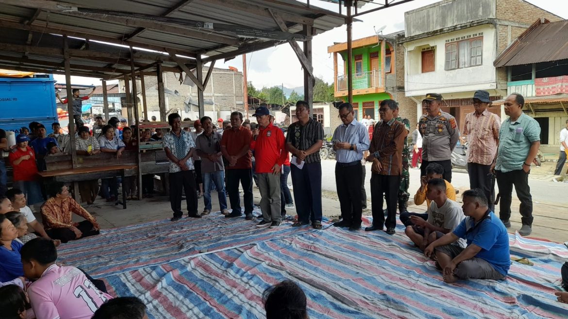 *9 Terbakar, 3 Dirusak,Bupati Toba Kunjungi Korban Kebakaran di Parsoburan*