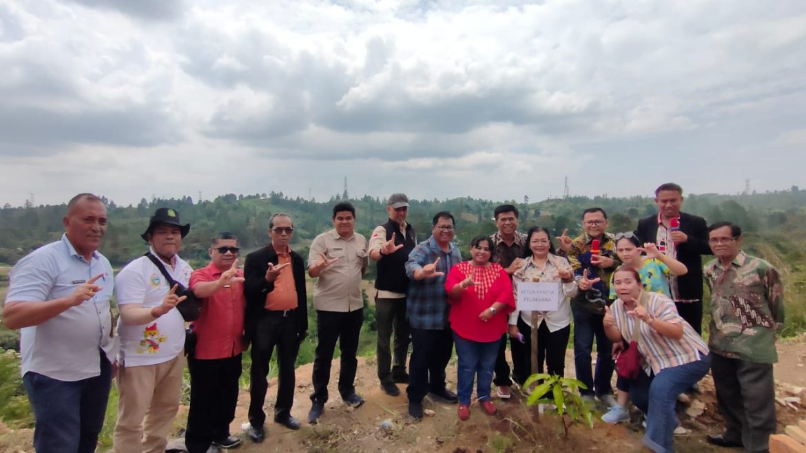 *Keturunan Raja Sinurat Tanam 1000 Pohon di Bukit Sinurat, Selain Bangun Tugu dukung Peduli Lingkungan*