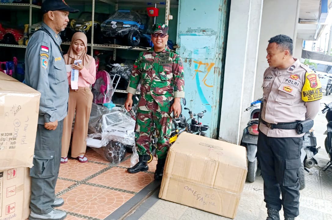 Sinergitas Babinsa Kratonan & Bhabinkamtibmas, Awasi Bahaya Kembang Api dan Petasan