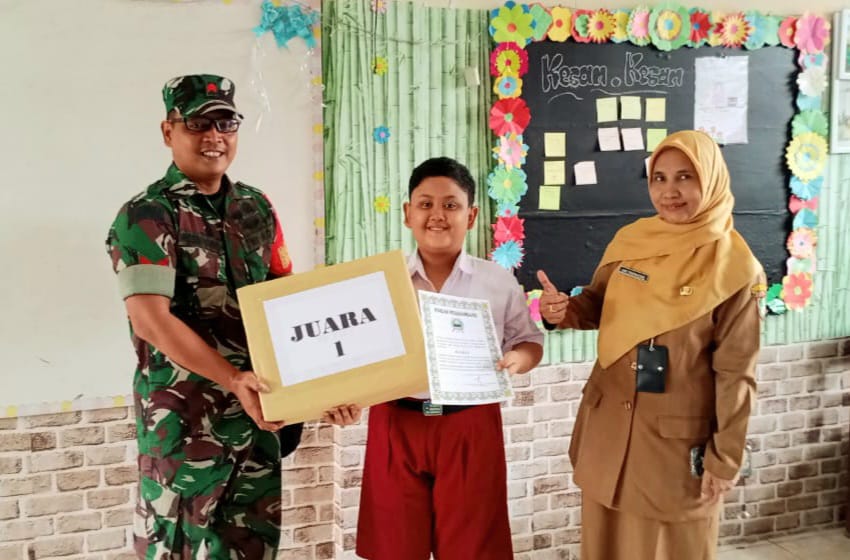 Babinsa Kratonan Berikan Piagam Penghargaan dan Hadiah Lomba Kebersihan Kelas