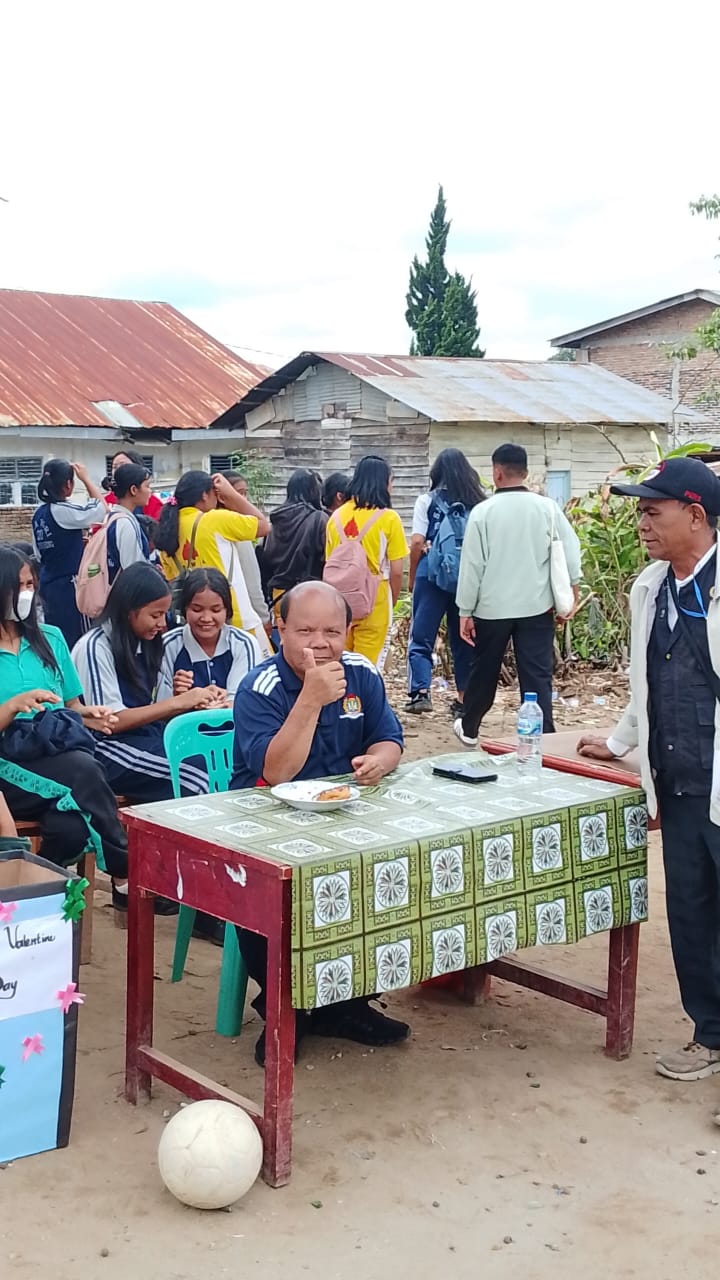 Seluruh Majelis Guru SMA PGRI  Kec.Siborong-borong Sepakat Gelar Bermain Futsal Dalam Rangka Happy Valentines 