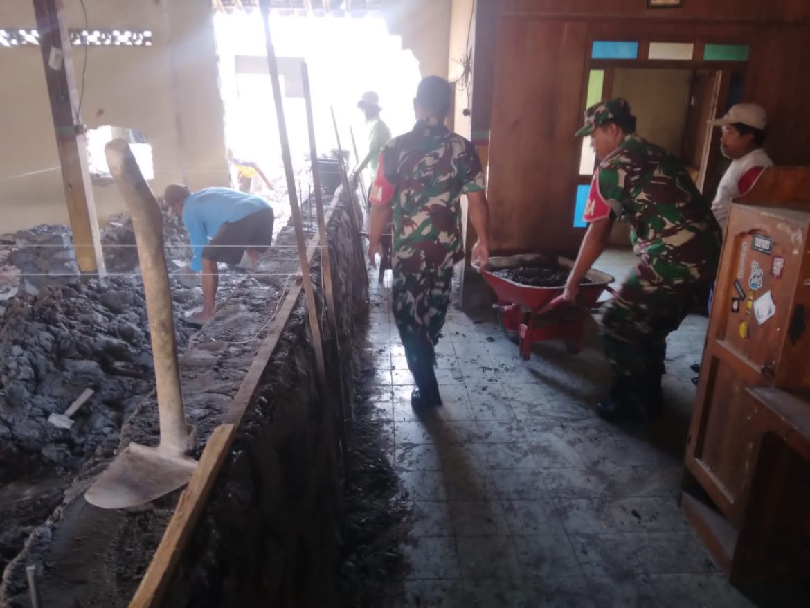 Babinsa Tunjukkan Kepedulian, Bantu Rehab Rumah Warga