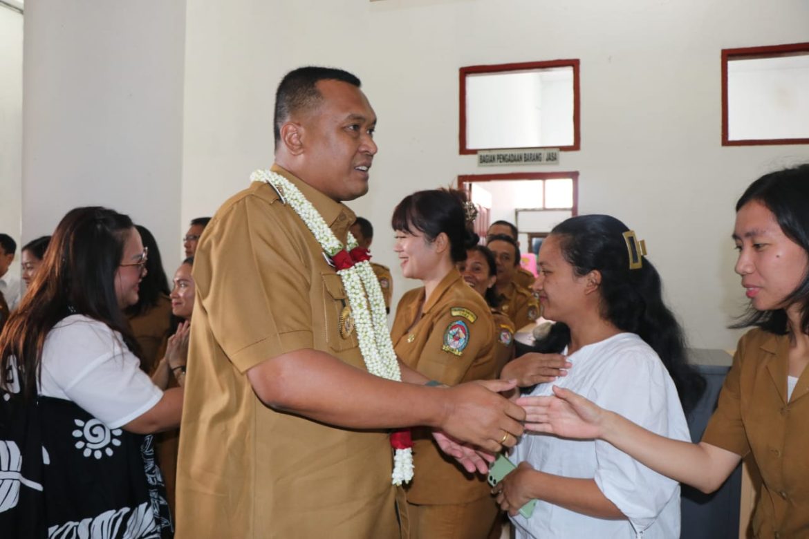 Hari Pertama Berkantor, Bupati Toba Disambut Dengan Doa dan Kalung Bunga*