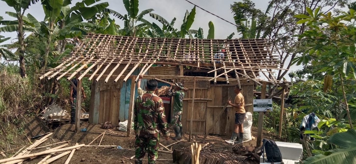 Satgas TMMD Mulai Bongkar Rumah Mbah Kurmin