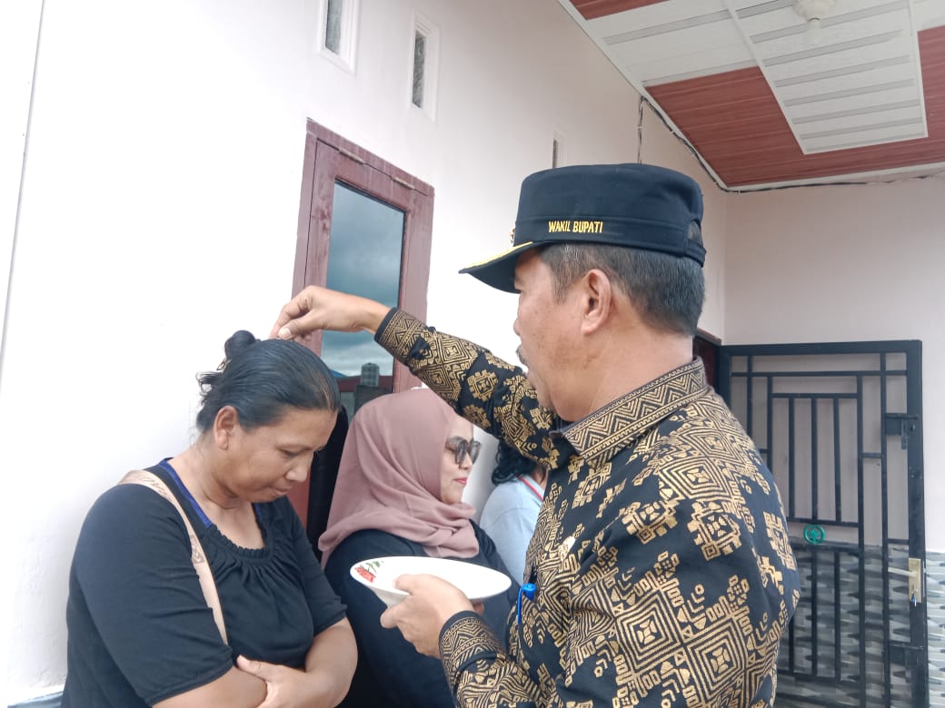 *Wakil Bupati Toba Serahkan Bantuan Sosial Untuk Korban Bencana Puting Beliung*