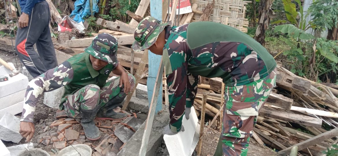 Rumah Pak Kurmin Dikerjakan Warga Dan TNI