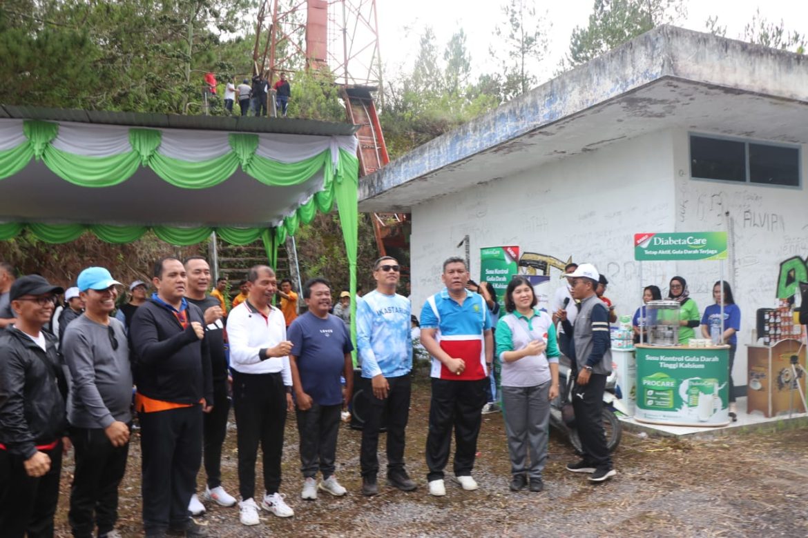 *Sambut HUT ke- 26 Kabupaten Toba,Jalan Santai ke Puncak Dolok Tolong*
