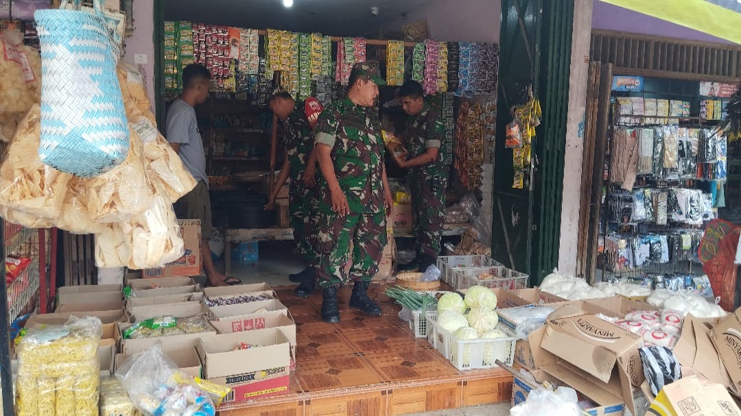 Babinsa Desa Poleng Bergerak Cepat Cegah Lonjakan Harga Sembako