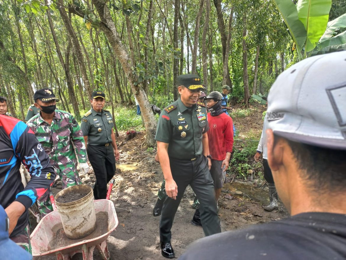 Pangdam Diponegoro Tinjau TMMD Reguler Di Desa Kalinanas Wonosamudro