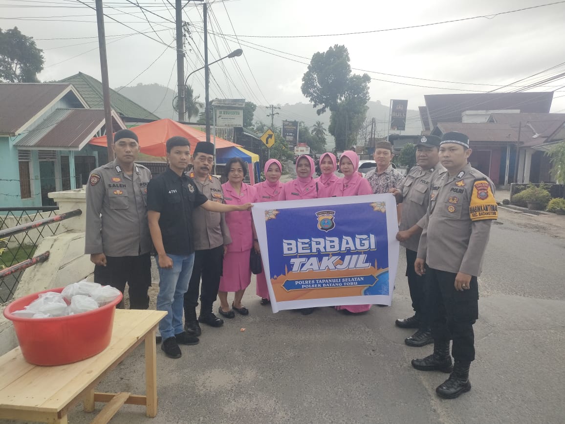 Polsek BatangToru Bersama Bhayangkari Bagikan Takjil untuk Pengendara di Bulan Ramadan