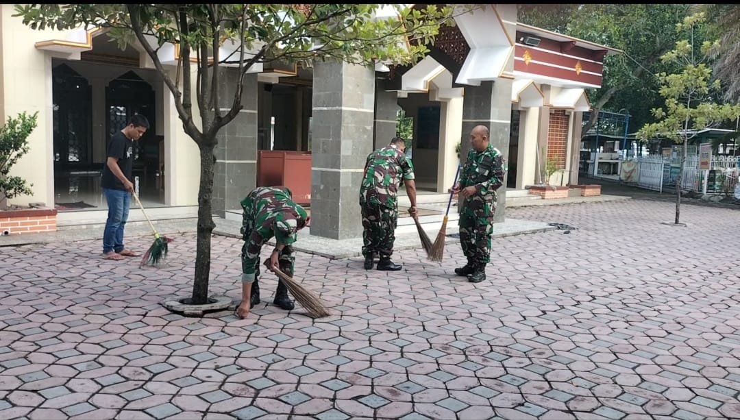 Babinsa Bersama Warga Bersihkan Masjid, Wujud Kebersamaan TNI dan Rakyat
