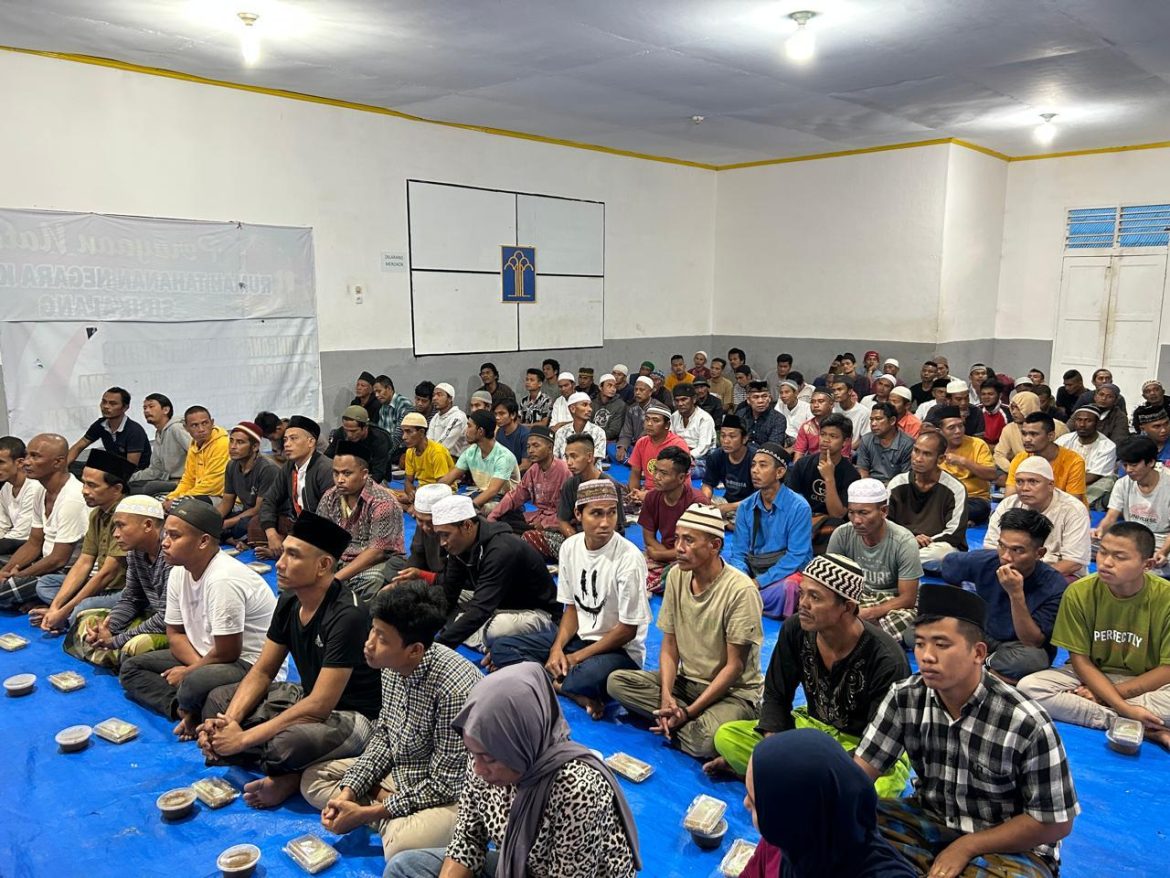SEDERHANA DAN PENUH KEHANGATAN , RUTAN KELAS IIB SIDIKALANG BUKA PUASA BERSAMA WARGA BINAAN .