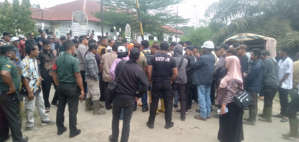 Masyarakat Dan Linmas Desa  Se-kecamatan Teluk Dalam Bongkar Portal Palang PT.Padasa Enam Utama.