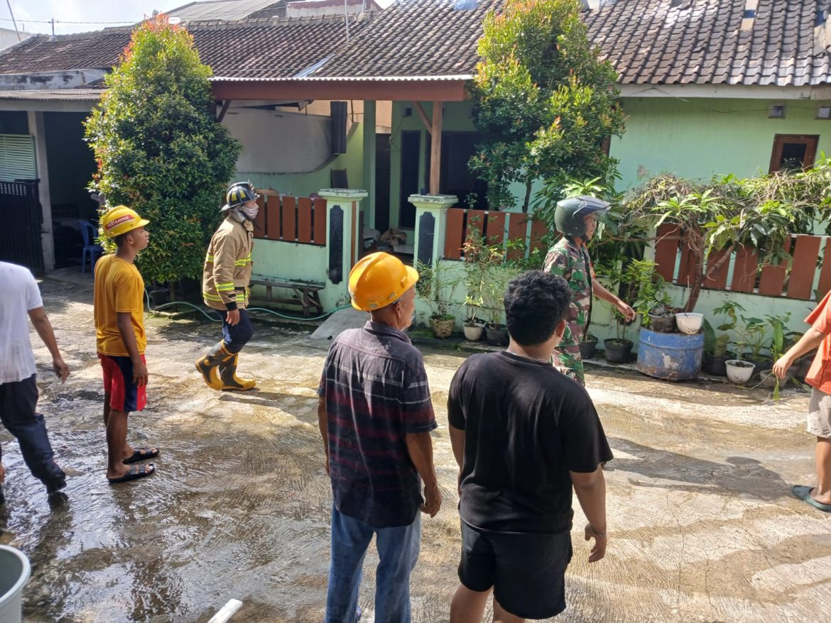 Babinsa Mojosongo Boyolali Bantu Padamkan Api