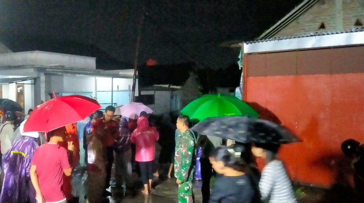 Koramil Ngemplak Bantu Evakuasi Korban Banjir Di Desa Sawahan Boyolali