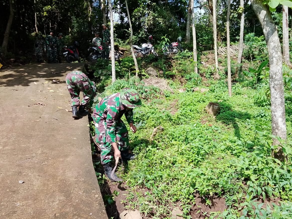 Babinsa Mojosongo Bersihkan Lingkungan Di Desa Metuk