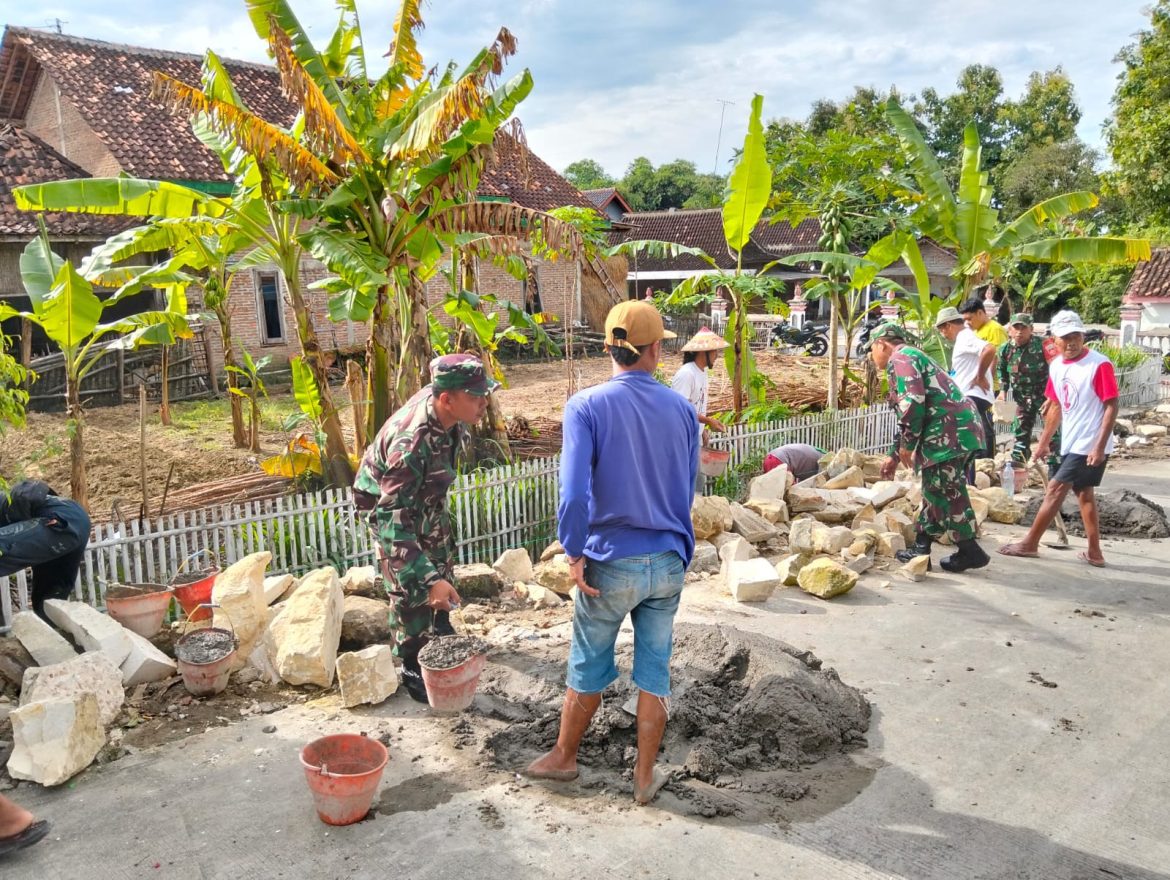 Babinsa Gotong Royong Bangun Talud Penahan Jalan