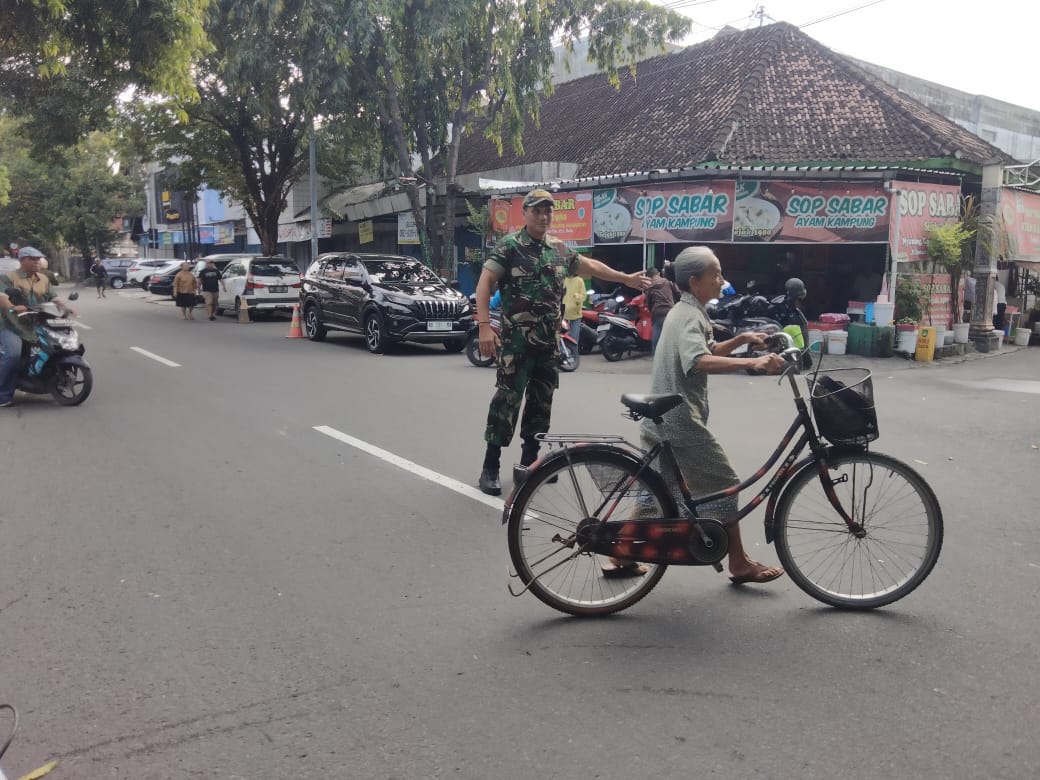Wujudkan Ibadah Aman, Pelda Yudhi Amankan Ibadah Minggu Pagi di Gereja Joyodiningratan