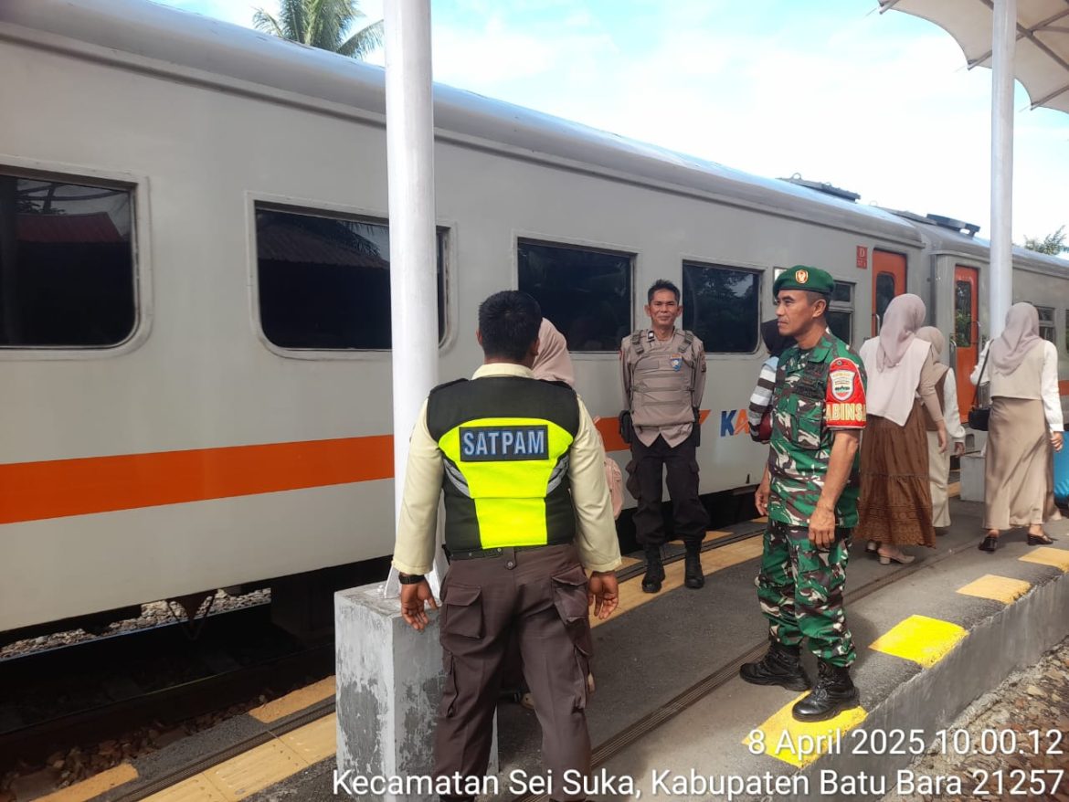 Personil Polsek Perdagangan Amankan Arus Balik Lebaran di Stasiun Bandar Tinggi