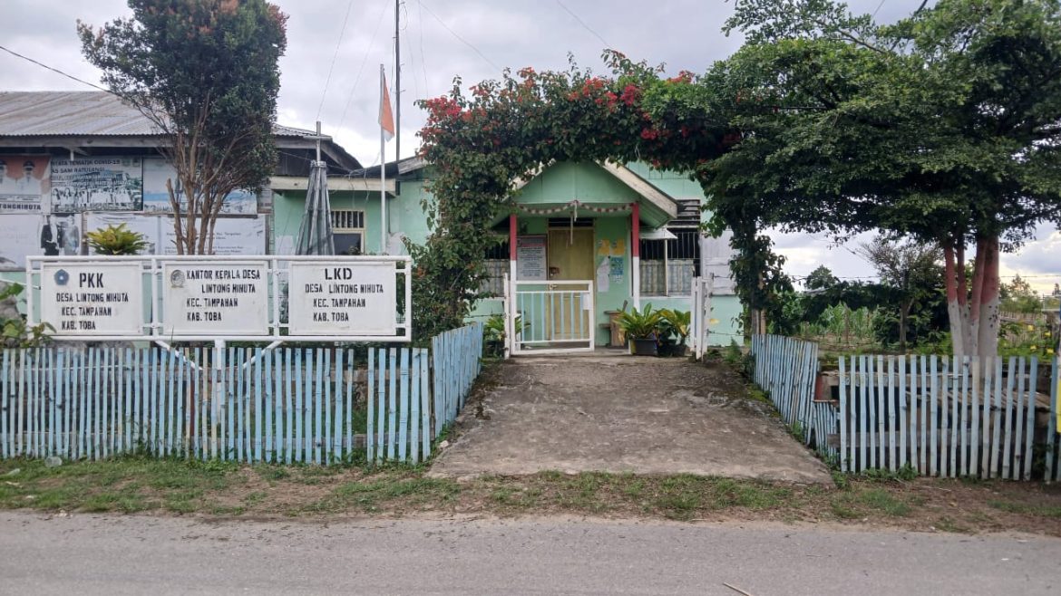 Pemerintah Desa Lintong ni Huta Kecamatan Tampahan Kabupaten Toba Tidak Ada Satupun Di kantor dan Pintu Kantor Terkunci dengan Gembok*