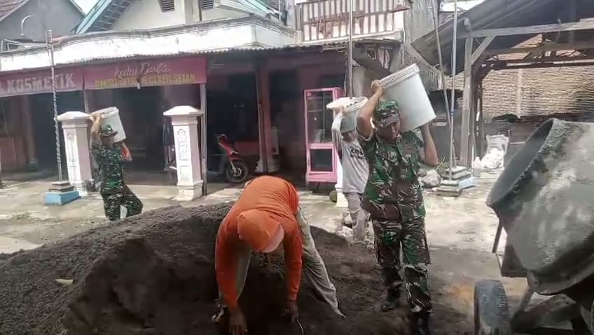 Babinsa Tak Sekedar Jaga Keamanan, Juga Turun Tangan Cor Jalan