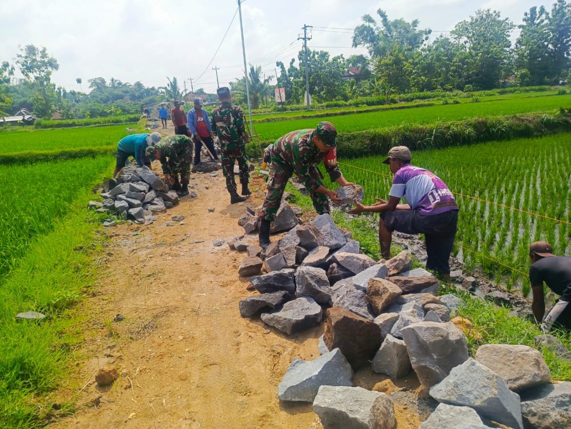 Babinsa Gotong Royong Bangun Talud, Permudah Akses Petani Menuju Sawah