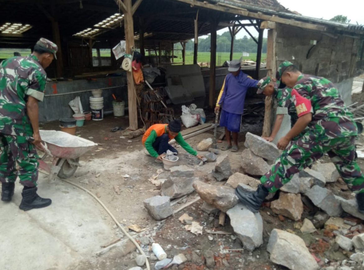 Babinsa Berpartisipasi Aktif dalam Pembangunan Rumah Warga