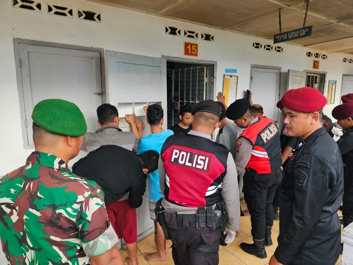 Pemasyarakatan Bersih Bersih , Rutan Kelas IIB Sidikalang laksanakan Razia Bersama dengan Tni Polri
