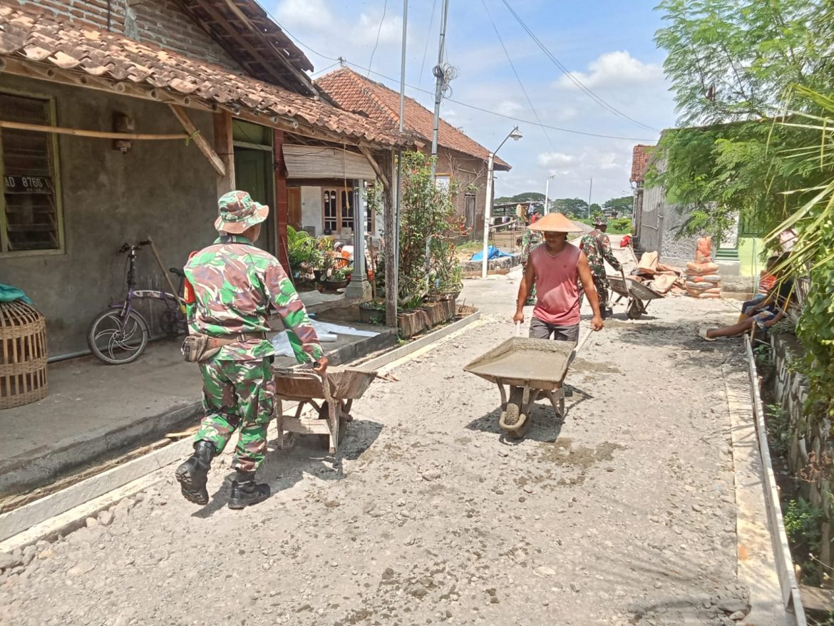 Babinsa Turut Membangun Infrastruktur, Gotong Royong Cor Jalan Kampung