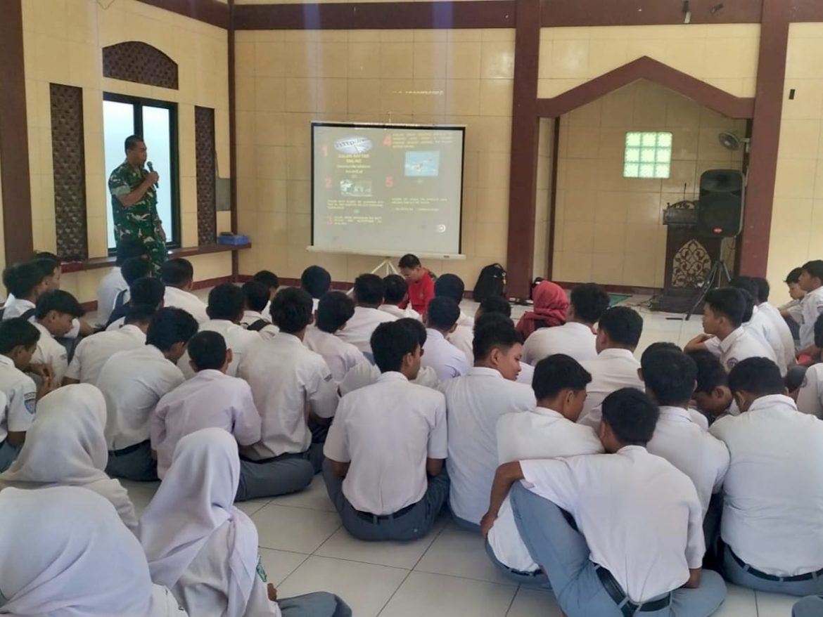 Danramil Sosialisasikan Rekruitmen TNI AD Di SMAN 1 Nogosari