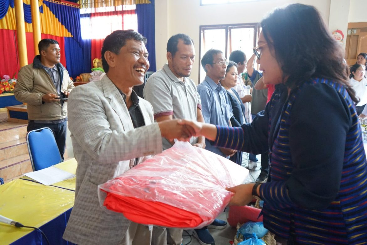 Ketua TP. PKK Taput Kunjungi dan Hibur Korban Bencana Puting Beliung