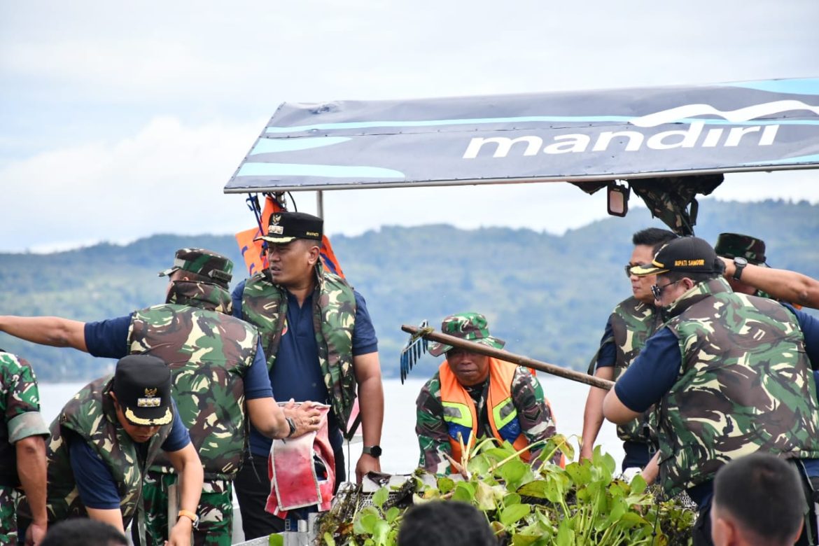 *TNI Manunggal, Memelihara Danau Toba dan Pemeriksaan Kesehatan Warga*