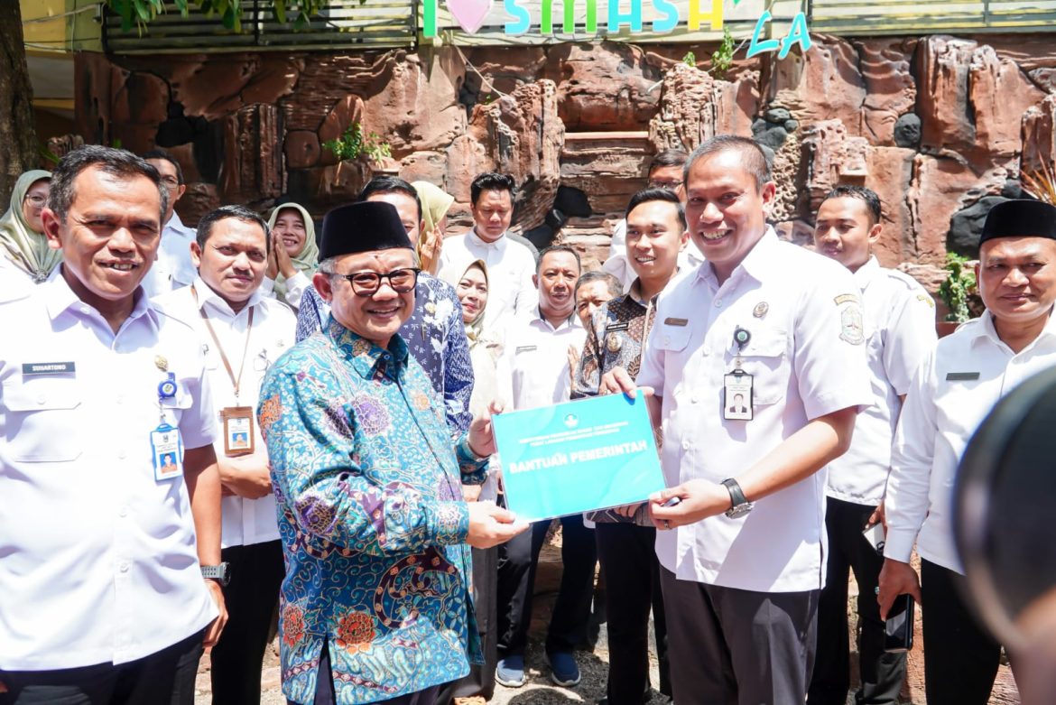 Menteri pendidikan kunjungan beberapa sekolah demi suksesnya program (MBG) makan bergizi gratis.