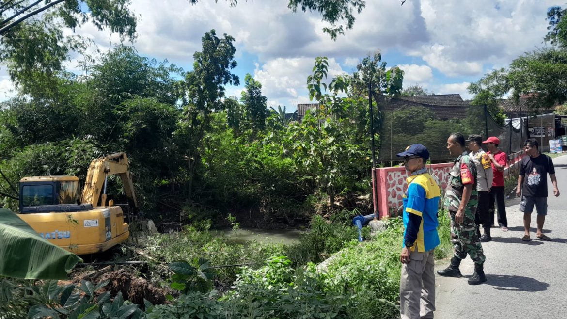 Antisipasi Banjir Babinsa Ngemplak Dampingi Tim BBWS Normalisasi Sungai