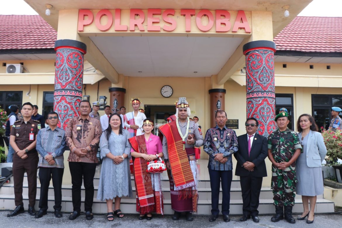 Bupati dan Forkopimda Sambut Kapolres Toba, Kapolres dan Istri Disematkan Pakaian Adat Batak*