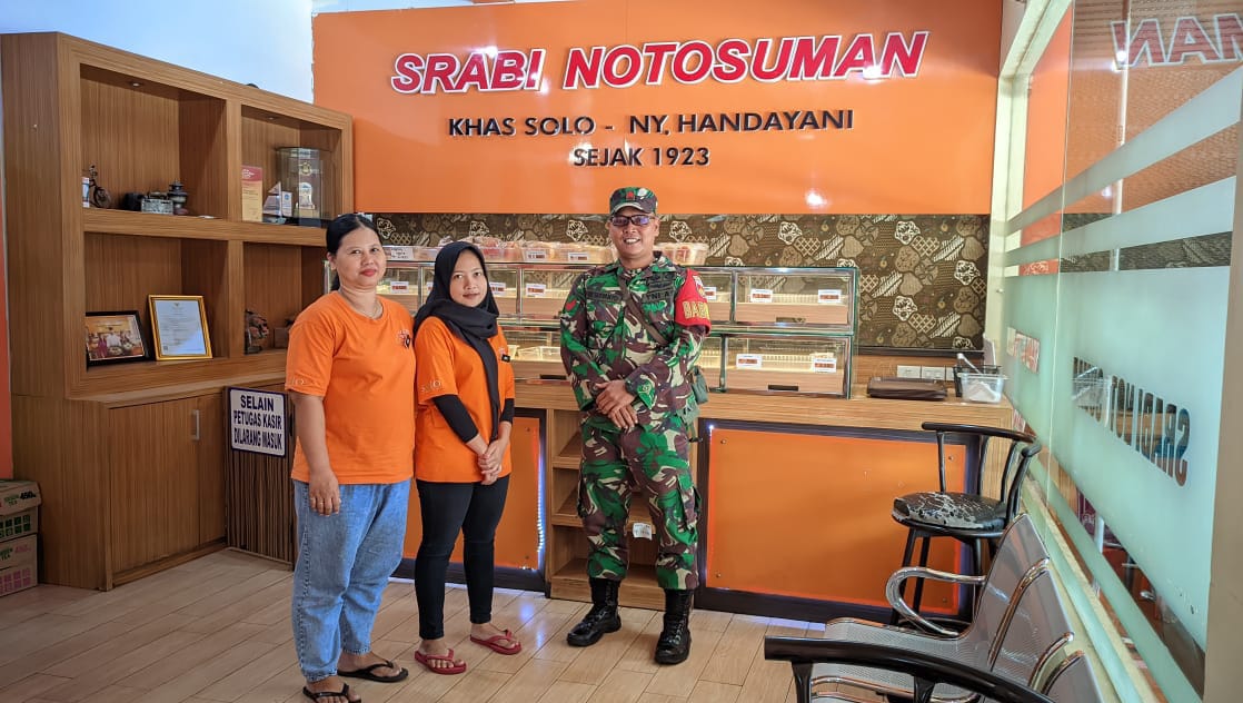 Babinsa Kratonan Sambangi dan Support Usaha Kuliner Khas Solo