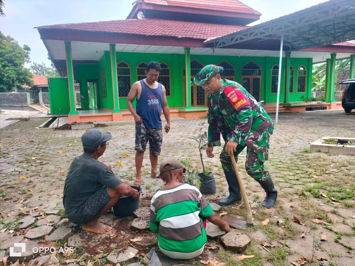 Babinsa Klego Jaga Lingkungan Masjid Tetap Asri