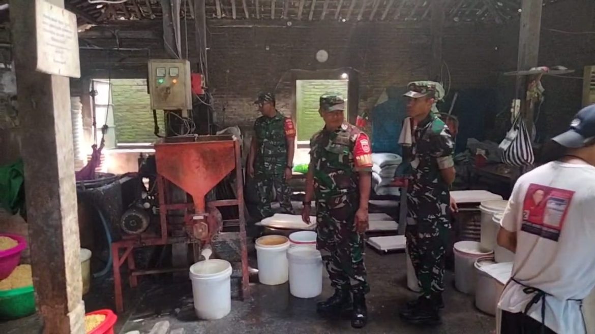 Babinsa Kunjungi Pabrik Tahu, Jalin Silaturahmi dan Awasi Keamanan