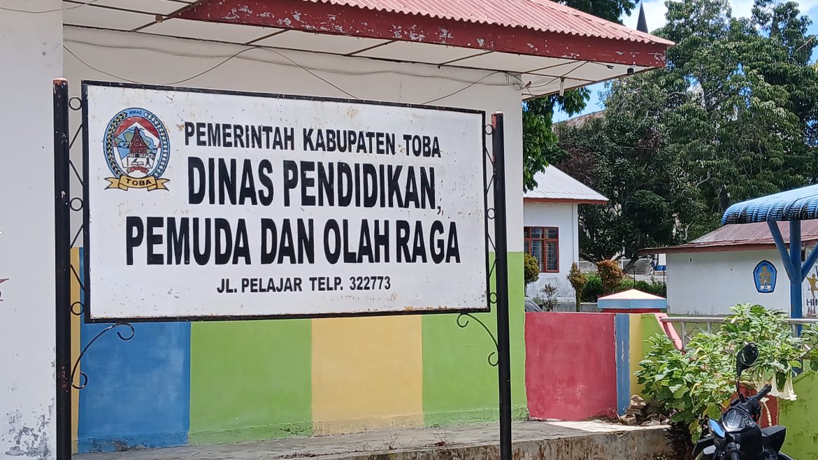 Kepala Dinas Pendidikan, Pemuda, dan Olahraga Kabupaten Toba, Rikardo Hutajulu Cuek Terhadap Wartawan*