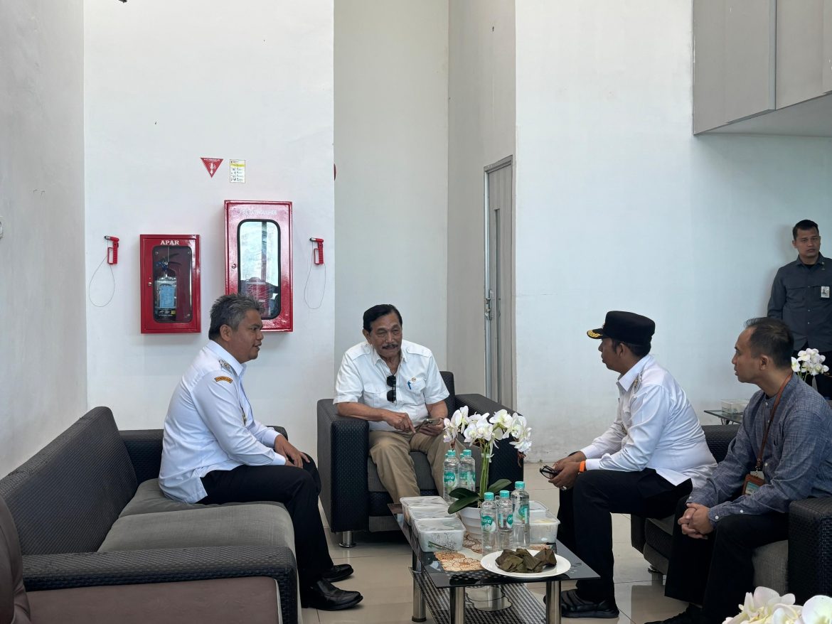 Bupati dan Wakil Bupati Taput Sambut Kedatangan Luhut Binsar Panjaitan di Bandara Silangit