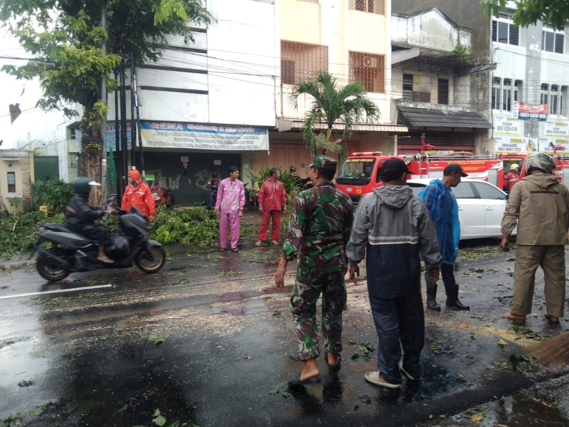 Babinsa Gerak Cepat, Bantu Evakuasi Pohon Tumbang